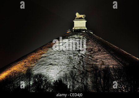 La colline du Lion, qui est le principal monument commémoratif de guerre de la bataille de Waterloo la nuit en hiver, Eigenbrakel, Belgique Banque D'Images