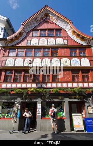 Close up vertical d'incroyables maisons décorées le long Hauptgasse à Appenzell sur une journée ensoleillée. Banque D'Images