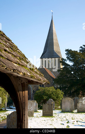 St James Church, Shere, Surrey sur les rives de la rivière Snowy, Tillingbourne sur une journée ensoleillée de février sans nuages Banque D'Images