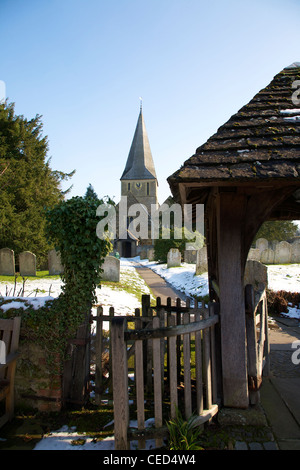 St James Church, Shere, Surrey sur les rives de la rivière Snowy, Tillingbourne sur une journée ensoleillée de février sans nuages Banque D'Images
