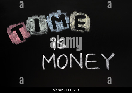 Le temps est argent écrit dans la craie sur un tableau noir Banque D'Images