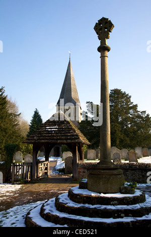 St James Church, Shere, Surrey sur les rives de la rivière Snowy, Tillingbourne sur une journée ensoleillée de février sans nuages Banque D'Images