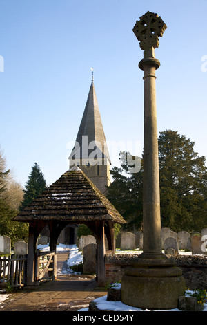 St James Church, Shere, Surrey sur les rives de la rivière Snowy, Tillingbourne sur une journée ensoleillée de février sans nuages Banque D'Images