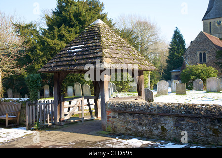 St James Church, Shere, Surrey sur les rives de la rivière Snowy, Tillingbourne sur une journée ensoleillée de février sans nuages Banque D'Images