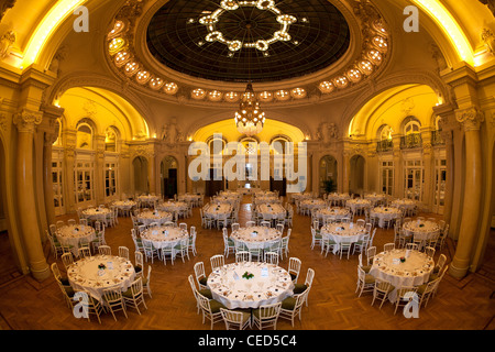 Le Salon Berlioz de l'Opéra de Vichy préparé pour une réception (Convention Centre - Vichy - Allier - Auvergne - France). Banque D'Images