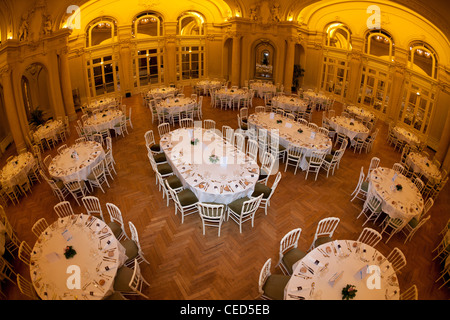 Le Salon Berlioz de l'Opéra de Vichy préparé pour une réception (Convention Centre - Vichy - Allier - Auvergne - France). Banque D'Images