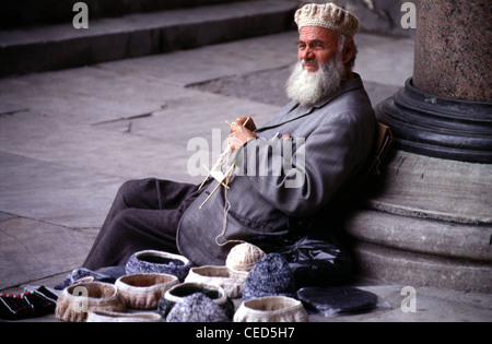 Vieil homme laine chapeaux traditionnels tissage Fez dans Sultanahmet Istanbul Turquie Banque D'Images