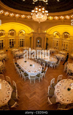 Le Salon Berlioz de l'Opéra de Vichy préparé pour une réception (Convention Centre - Vichy - Allier - Auvergne - France). Banque D'Images