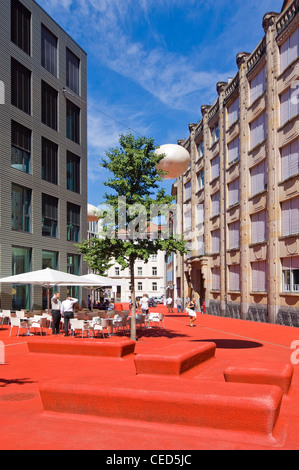 Grand angle vertical de la moquette en polymère rouge bizarre Lounge Municipal, City Lounge, dans le centre de la vieille ville de St Gall. Banque D'Images