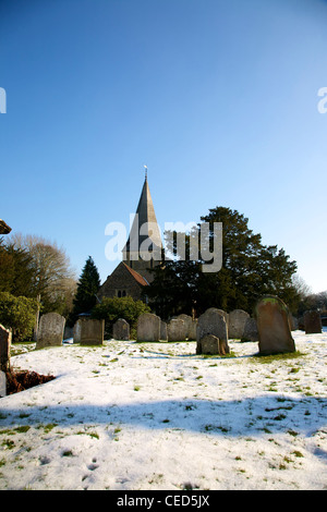 St James Church, Shere, Surrey sur les rives de la rivière Snowy, Tillingbourne sur une journée ensoleillée de février sans nuages Banque D'Images