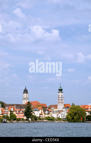 Vue verticale sur le lac de Constance à la ville historique de Lindau avec l'église de St Stephan et catholique Munster clochers. Banque D'Images