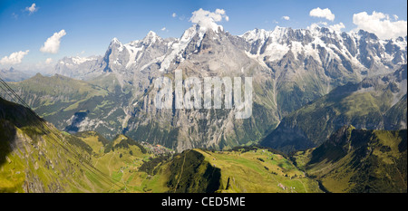 L'horizontale (2 photo) vue panoramique sur les Alpes Bernoises sur une journée claire avec l'Eiger, Mönch et Jungfrau visible. Banque D'Images