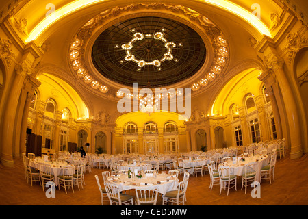 Le Salon Berlioz de l'Opéra de Vichy préparé pour une réception (Convention Centre - Vichy - Allier - Auvergne - France). Banque D'Images