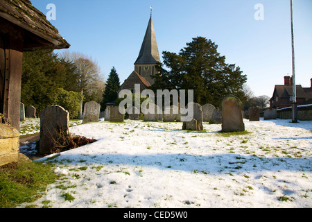 St James Church, Shere, Surrey sur les rives de la rivière Snowy, Tillingbourne sur une journée ensoleillée de février sans nuages Banque D'Images