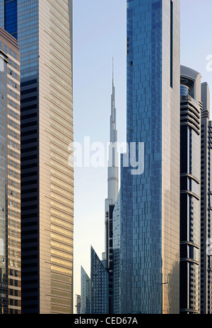 Tours, gratte-ciel sur la route Sheikh Zayed, à l'arrière le Burj Khalifa, Dubai Banque D'Images