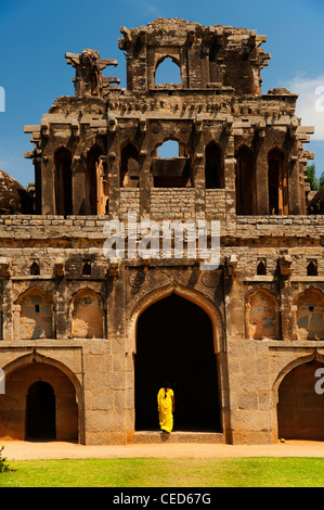 Ruines de l'ancienne équitation éléphants Hampi, Karnataka, Inde Banque D'Images