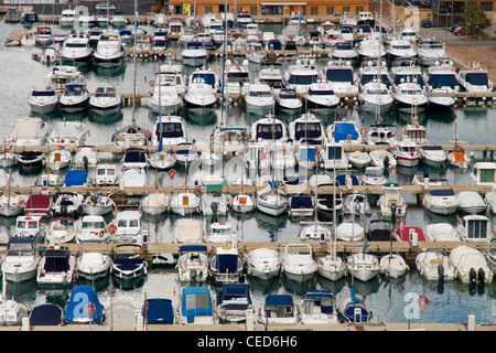 Les bateaux amarrés dans le port touristique de Puerto Adriano port Majorque Majorque Îles Baléares Espagne Banque D'Images