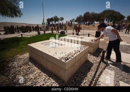 Israël, le Néguev, Sdé Boker, tombe de premier Premier ministre israélien David Ben Gourion et son épouse Paula, avec les visiteurs, NR Banque D'Images