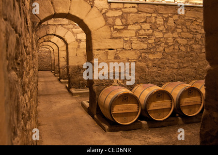 Les caves à vin de Marques de Riscal à Elciego Espagne date des années 1860 et contiennent des embouteilleurs de chaque millésime depuis la fondation. Banque D'Images