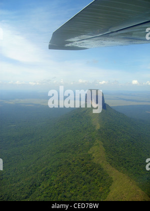 Un tepuy ou tepui, est une table-top mountain mesa ou trouvés dans les hautes terres de la Guyane en Amérique du Sud, en particulier dans les Venuzuela Banque D'Images