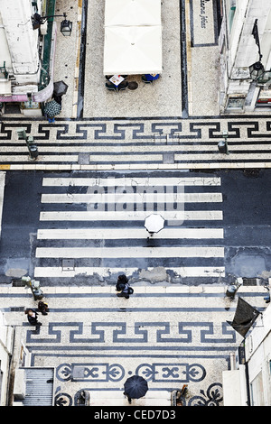 Les gens avec des parasols, vue verticale de l'ascenseur de Santa Justa, un ascenseur, Lisbonne, Portugal Banque D'Images