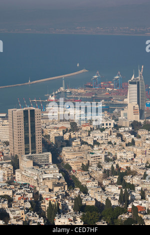 Israël, Côte Nord, Haïfa, augmentation de la vue de la ville et port de Haïfa centre Carmel, la fin de l'après-midi Banque D'Images