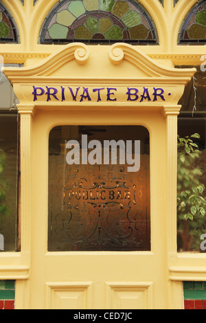 Entrée ancienne ornée de bois en bois porte avant pour un secteur public bar pub uk fenêtre en verre dépoli public house Banque D'Images