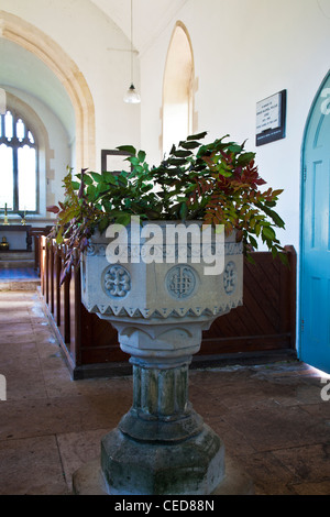 Intérieur de St.Nicholas, un typique village de campagne anglais traditionnel dans l'église Slaughterford, Wiltshire, England, UK Banque D'Images