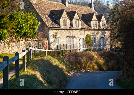 Une rangée de cottages en pierre de Cotswold le long du chemin de campagne à travers le village de Slaughterford, Wiltshire, England, UK Banque D'Images