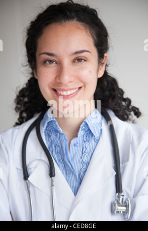 Smiling doctor in lab coat Banque D'Images