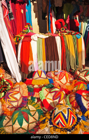 L'AFRIQUE DU NORD, Maroc, Marrakech, chapeaux et foulards en vente sur un étal Banque D'Images