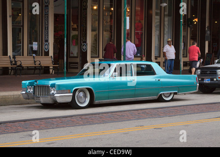 Cadillac Coupe de Ville. 1970 vintage car dans un état impeccable en stationnement sur rue d'une ville du Texas. Banque D'Images