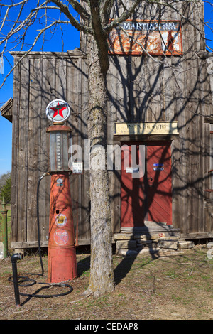 Station essence historique dans l'indépendance, au Texas. Ancienne pompe Texaco en face de l'ancien magasin général. Banque D'Images