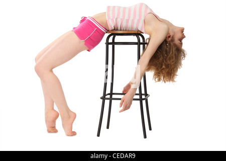 Girl in sportswear se trouve sur tabouret de bar Banque D'Images