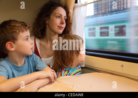 Mère et enfants, regardez dans la fenêtre du train Banque D'Images