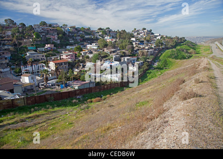 San Ysidro, en Californie - un quartier de Tijuana, Mexique, derrière la barrière qui sépare les États-Unis et le Mexique. Banque D'Images