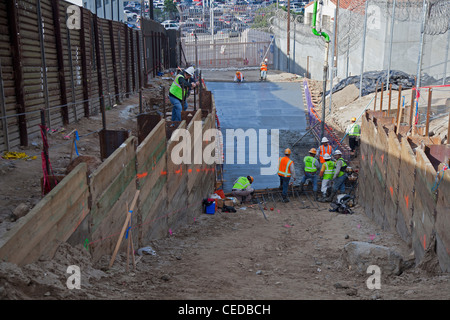 San Ysidro, en Californie - travailleurs de la construction La construction d'un nouveau passage pour passage de la frontière entre le San Ysidro et Tijuana, au Mexique. Banque D'Images