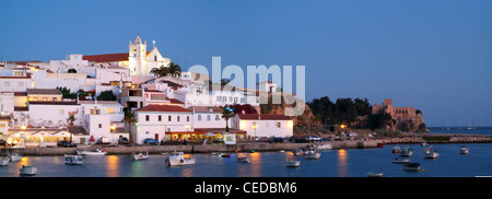 Ferragudo village la nuit, Algarve, Portugal, Europe Banque D'Images