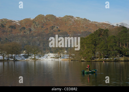 Deux pêcheurs en petit bateau sur le lac Windermere, Parc National de Lake District, Cumbria, Angleterre, Royaume-Uni Banque D'Images