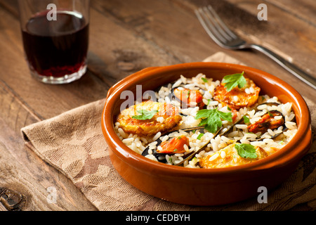 Riz avec des pommes de terre et les moules, un plat traditionnel de la région des Pouilles, Italie Banque D'Images