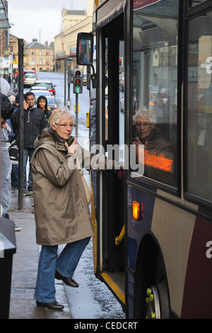Une femme se sur un bus dans le centre de Glasgow Banque D'Images