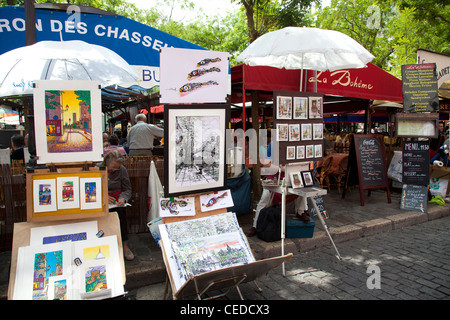 Artistes afficher leurs travaux autour de cafés de la Place du Tertre dans le quartier de Montmartre à Paris Banque D'Images