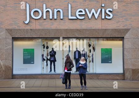 Deux jeunes filles à l'extérieur de John Lewis dans le centre de Glasgow Banque D'Images