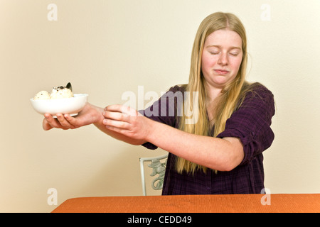 Caucasian 14-16 ans ans Teenage girl with attitude malsaine envers les aliments refuse la crème glacée dessert. M. © Myrleen Pearson Banque D'Images