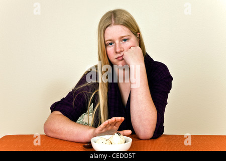 Caucasian 14-16 ans ans stuborn adolescente refuse la crème glacée dessert. M. © Myrleen Pearson Banque D'Images