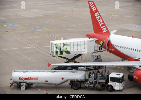 Avion de Air Berlin être ravitaillé et la restauration en cours de chargement, l'aéroport international de Düsseldorf Allemagne Banque D'Images