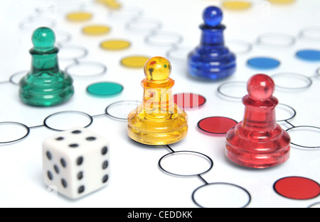 Ludo jeu avec chiffres en verre multicolore Banque D'Images