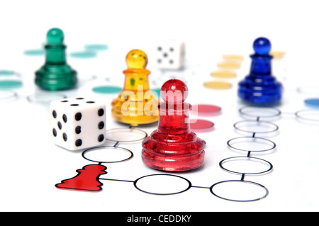 Ludo jeu avec chiffres en verre multicolore Banque D'Images