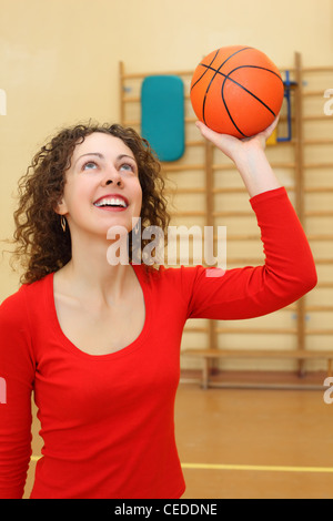 Jeune fille jette balle de basket-ball Banque D'Images