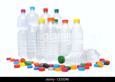 Groupe des bouteilles et des bouchons de recyclage sur fond blanc Banque D'Images